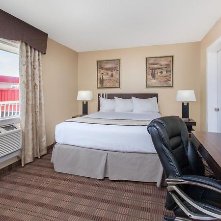 מדיסין הט Econo Lodge Inn & Suites מראה חיצוני תמונה