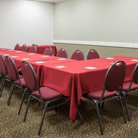 מדיסין הט Econo Lodge Inn & Suites מראה חיצוני תמונה
