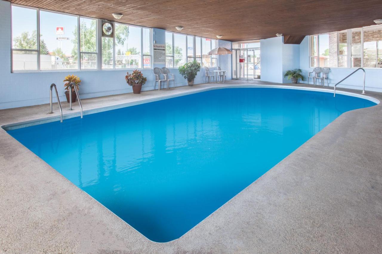 מדיסין הט Econo Lodge Inn & Suites מראה חיצוני תמונה