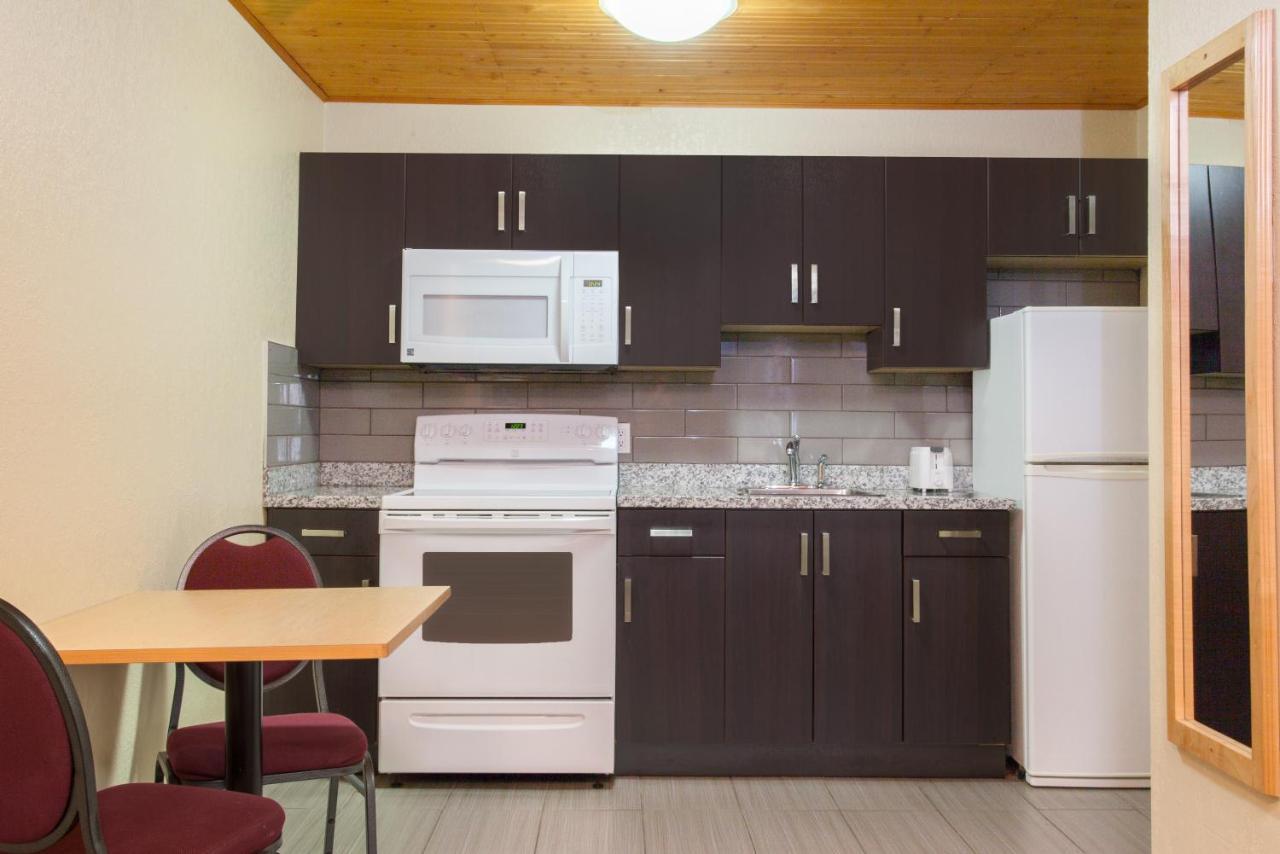 מדיסין הט Econo Lodge Inn & Suites מראה חיצוני תמונה
