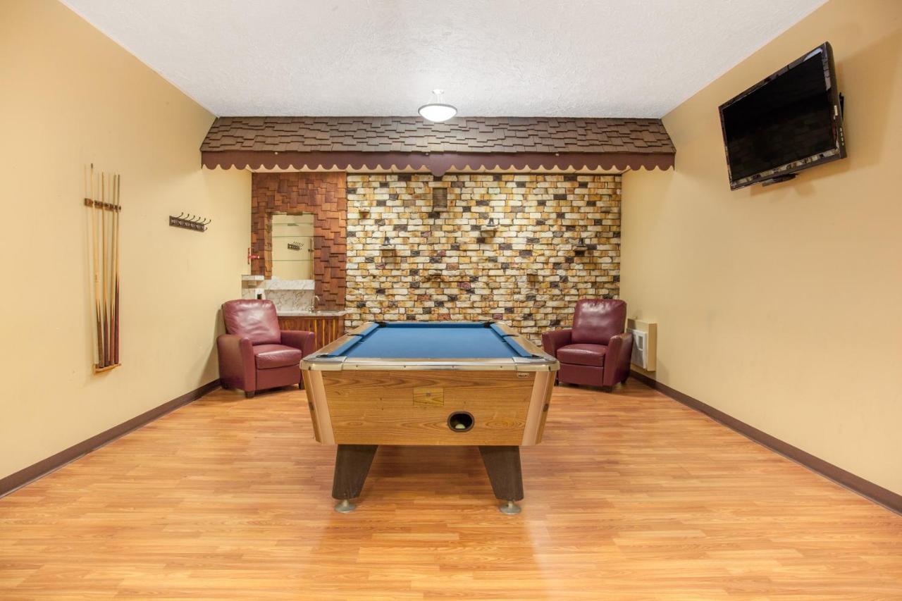 מדיסין הט Econo Lodge Inn & Suites מראה חיצוני תמונה