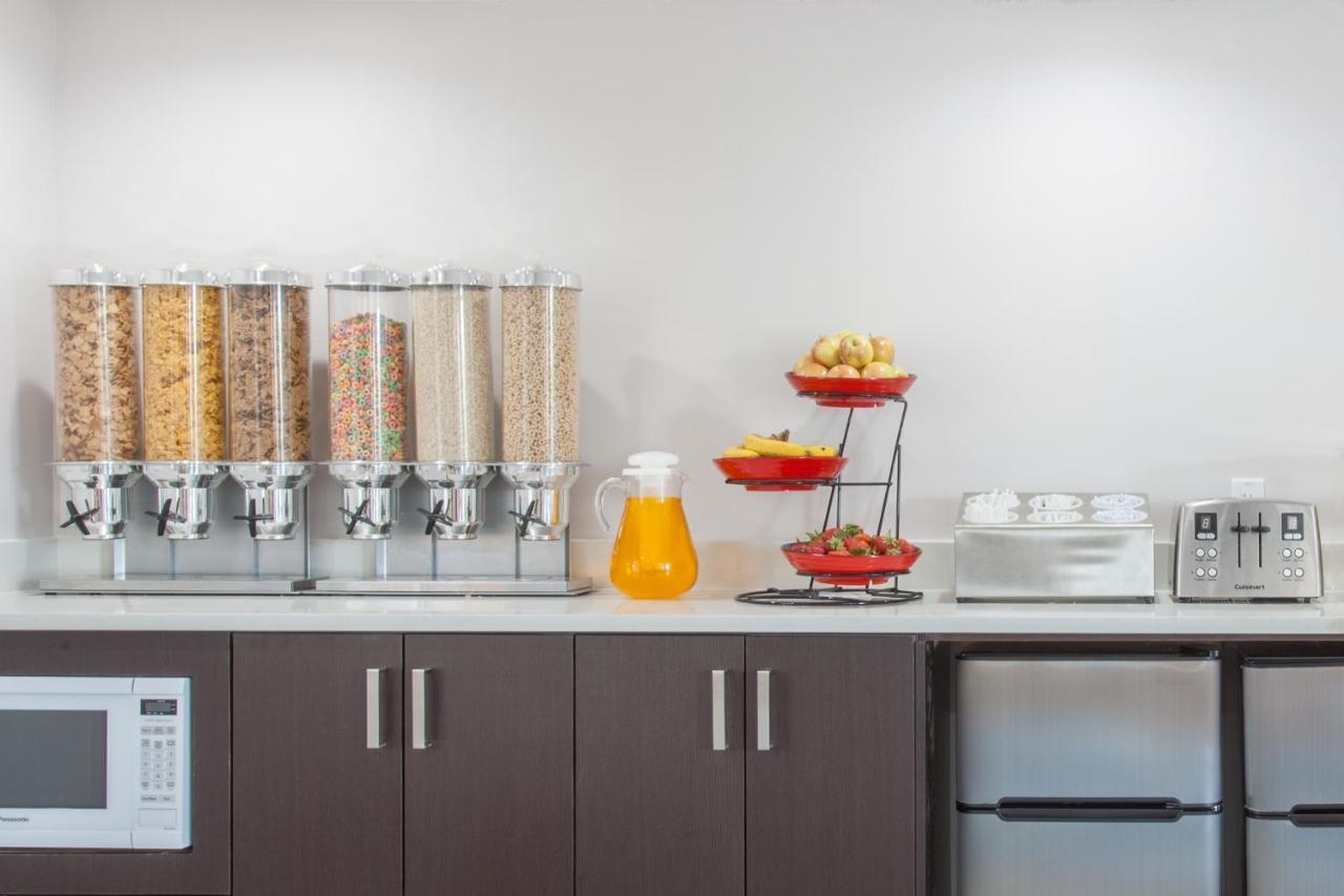 מדיסין הט Econo Lodge Inn & Suites מראה חיצוני תמונה