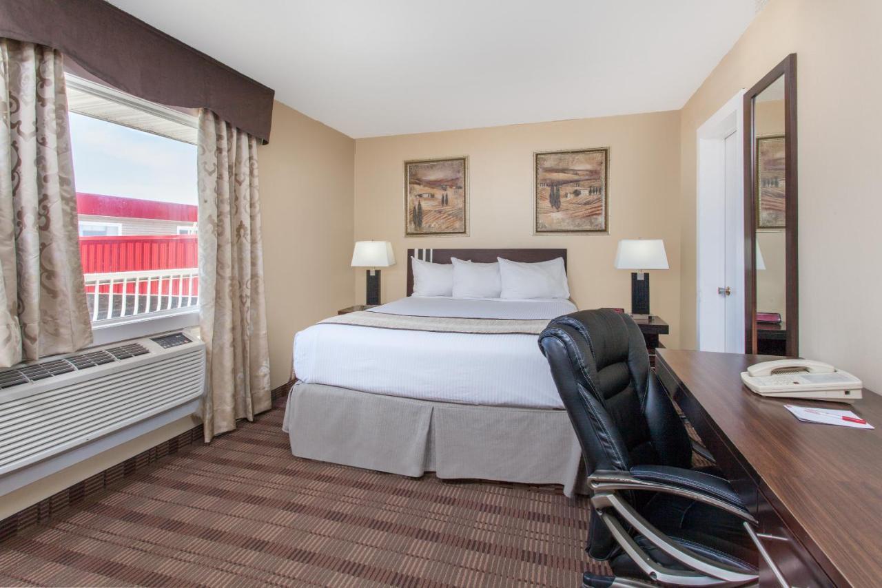 מדיסין הט Econo Lodge Inn & Suites מראה חיצוני תמונה