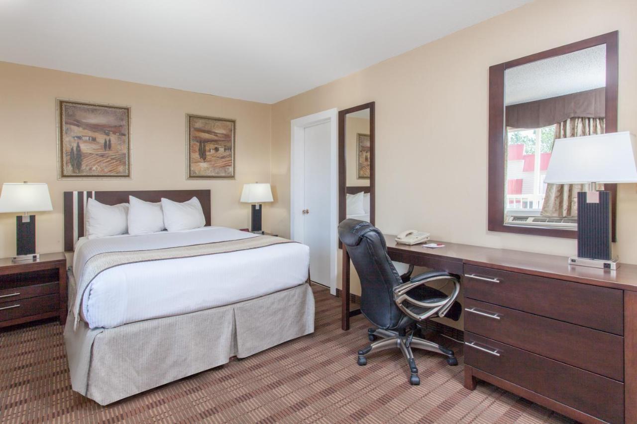 מדיסין הט Econo Lodge Inn & Suites מראה חיצוני תמונה