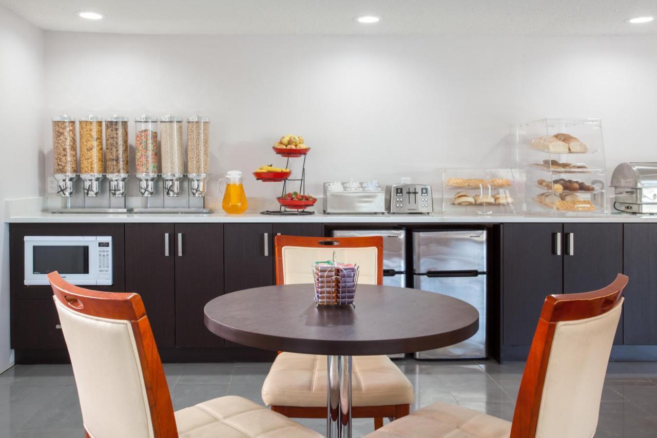 מדיסין הט Econo Lodge Inn & Suites מראה חיצוני תמונה