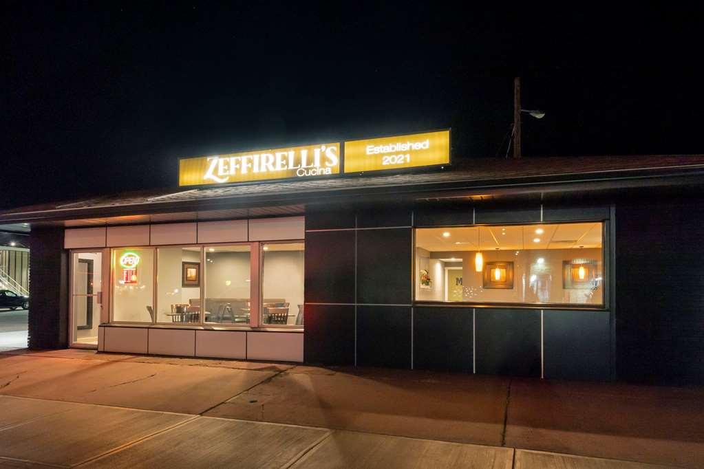 מדיסין הט Econo Lodge Inn & Suites מראה חיצוני תמונה