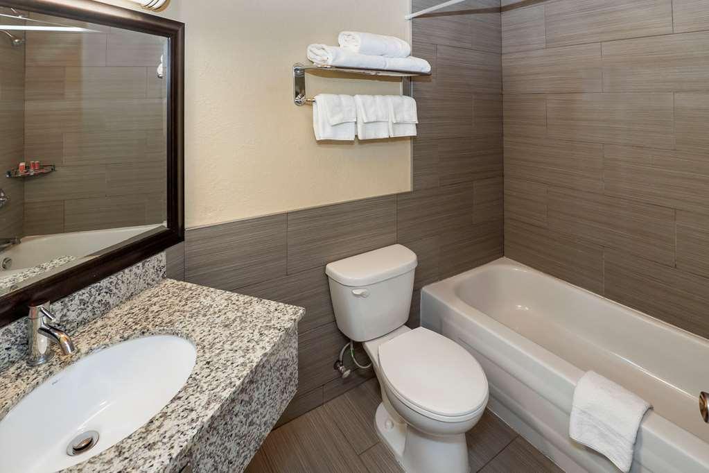מדיסין הט Econo Lodge Inn & Suites מראה חיצוני תמונה