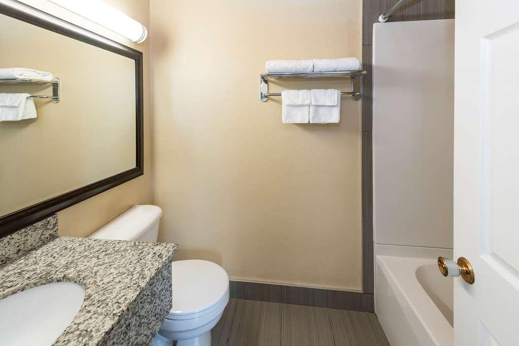מדיסין הט Econo Lodge Inn & Suites מראה חיצוני תמונה