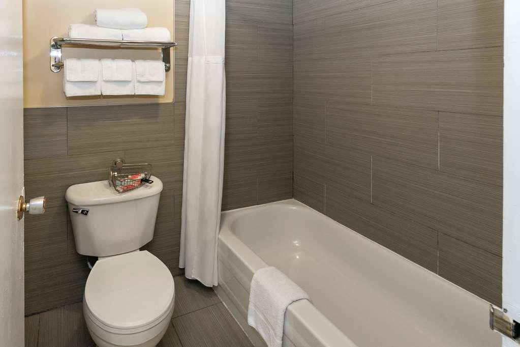 מדיסין הט Econo Lodge Inn & Suites מראה חיצוני תמונה
