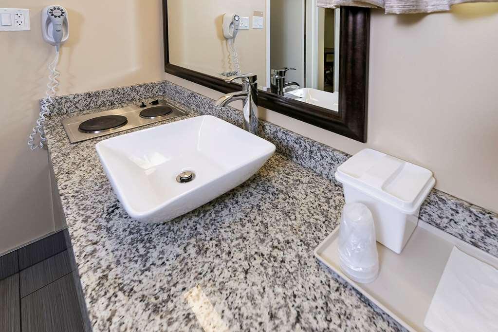 מדיסין הט Econo Lodge Inn & Suites מראה חיצוני תמונה