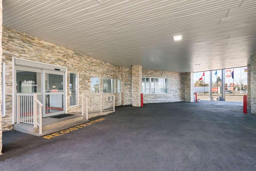 מדיסין הט Econo Lodge Inn & Suites מראה חיצוני תמונה