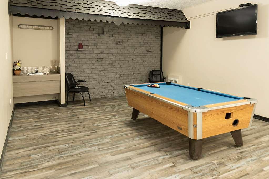 מדיסין הט Econo Lodge Inn & Suites שירותים תמונה